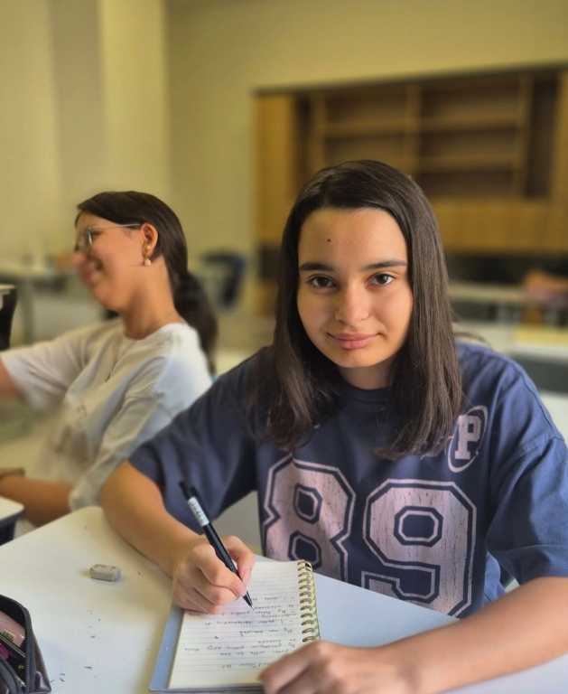 BİL Koleji Anadolu Lisesi yolculuğuna ilk adımlarını atan öğrencilerimizle buluştuk. Kademe müdürümüzün samimi anlatımıyla hem okul kurallarını yakından tanıdık hem de yeni döneme güçlü bir motivasyonla giriş yaptık. Bu buluşmada; okul kültürümüzü, birlikte yaşamın inceliklerini ve başarıya giden yolda bizi bir arada tutacak değerleri konuştuk. Enerjisi yüksek, verimli ve öğrencilerimiz için yol gösterici bir başlangıç oldu. Yeni eğitim yılına “hep birlikte, aynı hedefe” yürümek için hazırız! görseli 2