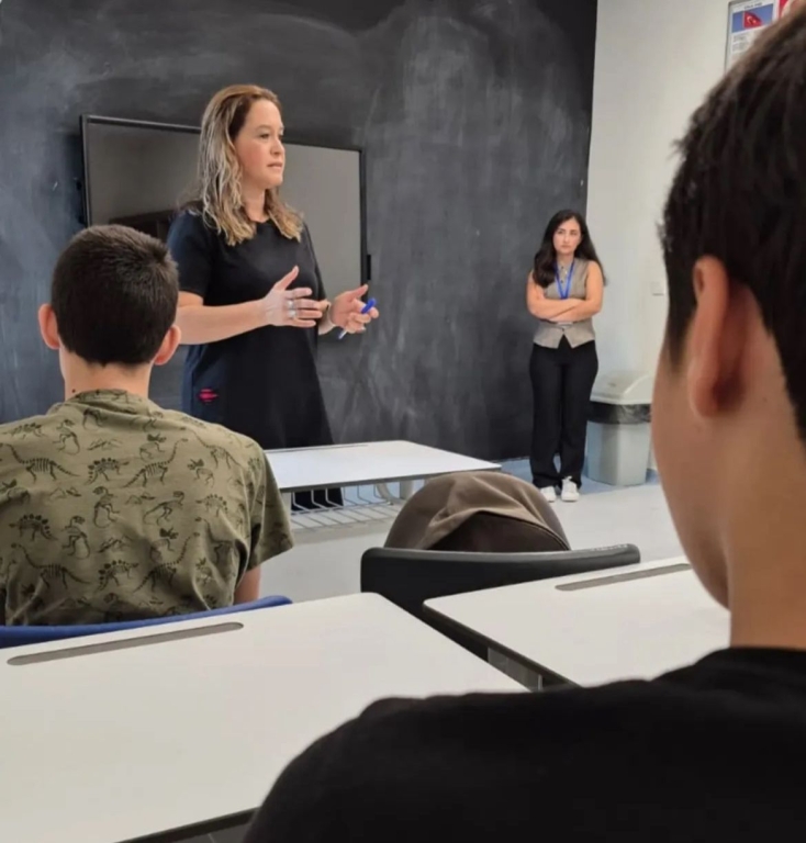 BİL Koleji Anadolu Lisesi yolculuğuna ilk adımlarını atan öğrencilerimizle buluştuk. Kademe müdürümüzün samimi anlatımıyla hem okul kurallarını yakından tanıdık hem de yeni döneme güçlü bir motivasyonla giriş yaptık. Bu buluşmada; okul kültürümüzü, birlikte yaşamın inceliklerini ve başarıya giden yolda bizi bir arada tutacak değerleri konuştuk. Enerjisi yüksek, verimli ve öğrencilerimiz için yol gösterici bir başlangıç oldu. Yeni eğitim yılına “hep birlikte, aynı hedefe” yürümek için hazırız! görseli 3