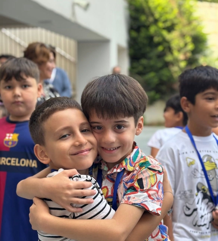 Oryantasyon haftamız Bil Koleji’nde heyecanla devam ediyor! Minik öğrencilerimiz yeni arkadaşlarıyla tanışıyor, öğretmenleriyle bağ kuruyor ve okulumuzun sıcak atmosferine adım adım alışıyorlar. Birlikte öğrenmeye, keşfetmeye ve büyümeye hazırız. 2025-2026 eğitim öğretim yılı hepimiz için keyifli ve verimli geçsin! görseli 2
