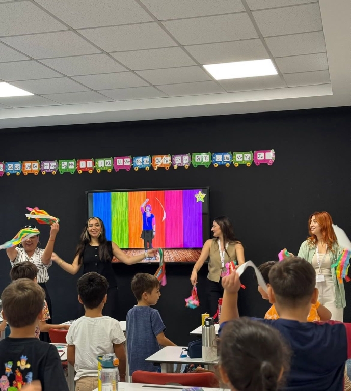 Oryantasyon haftamız Bil Koleji’nde heyecanla devam ediyor! Minik öğrencilerimiz yeni arkadaşlarıyla tanışıyor, öğretmenleriyle bağ kuruyor ve okulumuzun sıcak atmosferine adım adım alışıyorlar. Birlikte öğrenmeye, keşfetmeye ve büyümeye hazırız. 2025-2026 eğitim öğretim yılı hepimiz için keyifli ve verimli geçsin! görseli 3