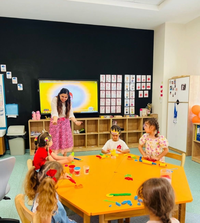 Oryantasyon haftamız Bil Koleji’nde heyecanla devam ediyor! Minik öğrencilerimiz yeni arkadaşlarıyla tanışıyor, öğretmenleriyle bağ kuruyor ve okulumuzun sıcak atmosferine adım adım alışıyorlar. Birlikte öğrenmeye, keşfetmeye ve büyümeye hazırız. 2025-2026 eğitim öğretim yılı hepimiz için keyifli ve verimli geçsin! görseli 5