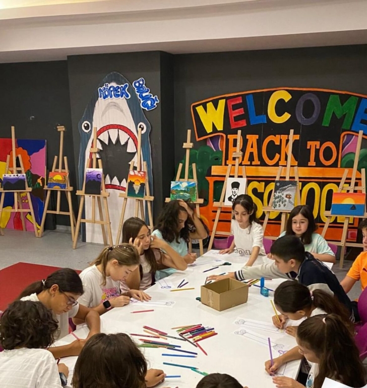 Renkler, hayaller ve yaratıcılık bir arada! Ortaokul öğrencilerimizle figürlü boyama bileklikler yaptık ve ortaya harika tasarımlar çıktı. Minik ellerden çıkan büyük sanat eserleri! görseli 2