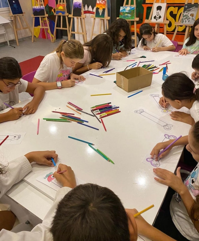 Renkler, hayaller ve yaratıcılık bir arada! Ortaokul öğrencilerimizle figürlü boyama bileklikler yaptık ve ortaya harika tasarımlar çıktı. Minik ellerden çıkan büyük sanat eserleri! görseli 3