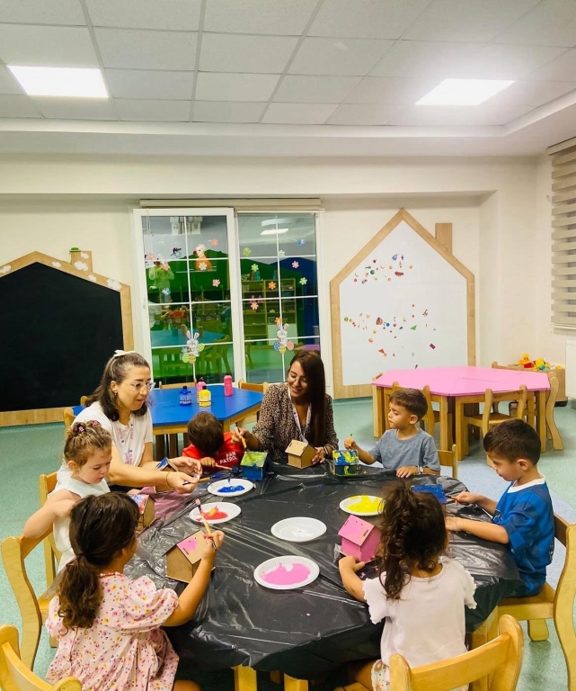 Bugün stant etkinliğimizde minik ellerimizle kuş evlerimizi boyadık. Renklerimize hayallerimizi kattık, kuş dostlarımız için sıcacık yuvalar hazırladık. görseli 4