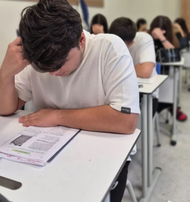 Yeni döneme sağlam bir adım! 10. ve 11. sınıf öğrencilerimiz hazır bulunuşluk denemesi ile dönemi başlattı. Bu sınav, öğrencilerimizin mevcut seviyelerini görmelerine, eksiklerini belirlemelerine ve yıl boyunca izleyecekleri yol haritasını şekillendirmelerine fırsat sunmaktadır. Hazır bulunuşluk, güçlü bir başlangıç için en değerli anahtar! Hedefler belli, yolculuk başladı…