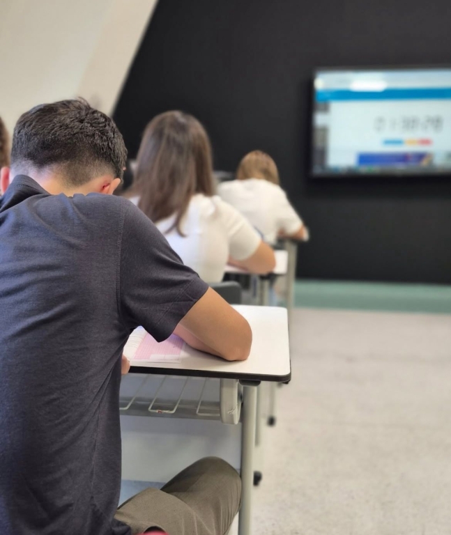 Yeni döneme sağlam bir adım! 10. ve 11. sınıf öğrencilerimiz hazır bulunuşluk denemesi ile dönemi başlattı. Bu sınav, öğrencilerimizin mevcut seviyelerini görmelerine, eksiklerini belirlemelerine ve yıl boyunca izleyecekleri yol haritasını şekillendirmelerine fırsat sunmaktadır. Hazır bulunuşluk, güçlü bir başlangıç için en değerli anahtar! Hedefler belli, yolculuk başladı… görseli 3