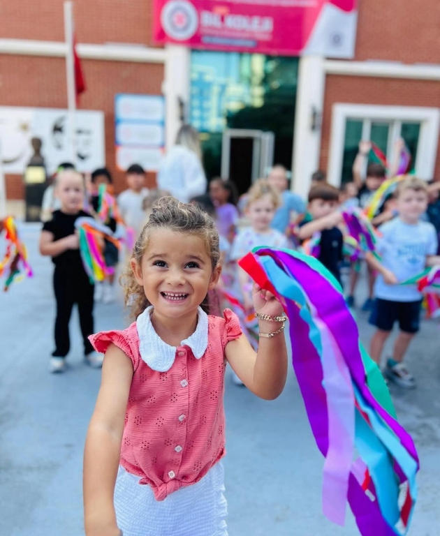 Yeni dönem heyecanı minik kalplerimizde başladı! Gülüşleriyle okulumuzu şenlendiren çocuklarımızla, birlikte keşfedeceğimiz kocaman bir yıl bizi bekliyor.