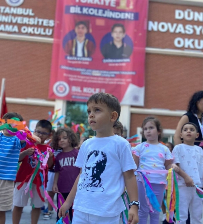 Yeni dönem heyecanı minik kalplerimizde başladı! Gülüşleriyle okulumuzu şenlendiren çocuklarımızla, birlikte keşfedeceğimiz kocaman bir yıl bizi bekliyor. görseli 2