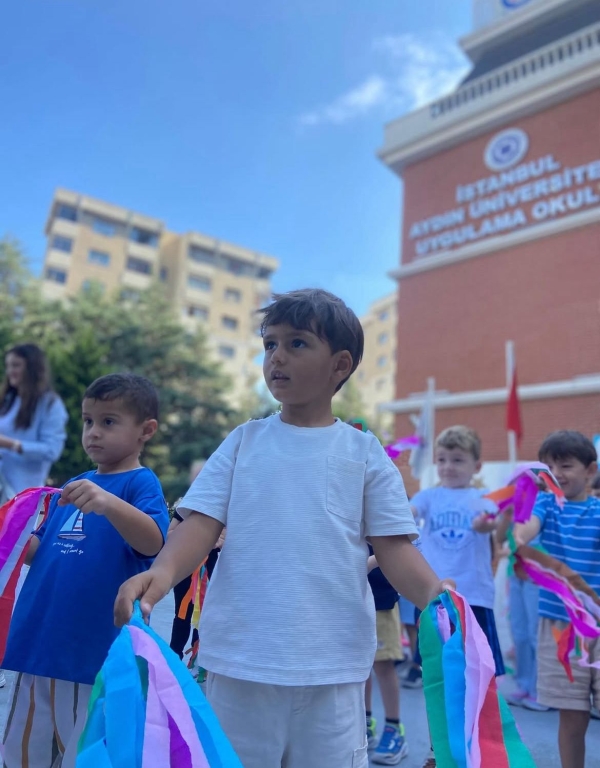 Yeni dönem heyecanı minik kalplerimizde başladı! Gülüşleriyle okulumuzu şenlendiren çocuklarımızla, birlikte keşfedeceğimiz kocaman bir yıl bizi bekliyor. görseli 3