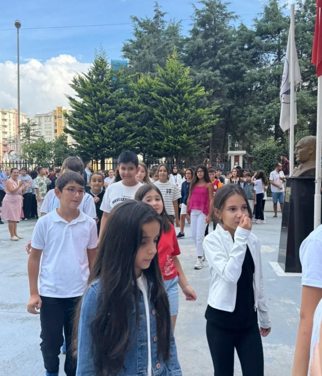 Yeni eğitim-öğretim yılına coşkuyla başladık! Okul açılış törenimizi gururla gerçekleştirdik.
