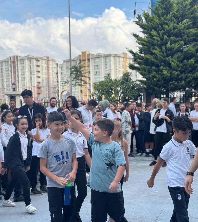 Beylikdüzü Bil Koleji Anaokulu ve İlkokulu olarak 2025-2026 Eğitim Öğretim Yılına hazırız! Yeni dönemde öğrencilerimizle birlikte öğrenmeye, keşfetmeye ve başarılarla dolu bir yıl geçirmeye heyecanla başlıyoruz. Tüm öğrencilerimize ve velilerimize sağlıklı, mutlu ve başarılı bir yıl diliyoruz. görseli 4