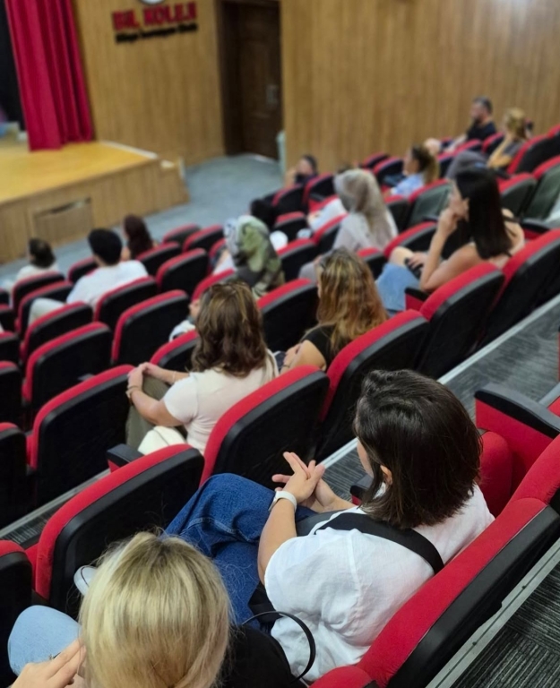 Beylikdüzü Bil Koleji Anadolu Lisesi olarak 10. sınıf velilerimizle bir araya geldik. Toplantımızda okul kurallarımızı, rehberlik sistemimizi ve öğrencilerimizin akademik yolculuğunu destekleyen süreçlerimizi paylaştık. Öğretmenlerimiz kendilerini tanıtarak velilerimizle güçlü bir iletişim köprüsü kurdu. Birlikte daha güçlü, daha bilinçli ve başarı dolu bir yıl için hazırız!