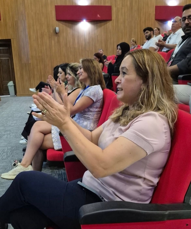 Beylikdüzü Bil Koleji Anadolu Lisesi olarak 10. sınıf velilerimizle bir araya geldik. Toplantımızda okul kurallarımızı, rehberlik sistemimizi ve öğrencilerimizin akademik yolculuğunu destekleyen süreçlerimizi paylaştık. Öğretmenlerimiz kendilerini tanıtarak velilerimizle güçlü bir iletişim köprüsü kurdu. Birlikte daha güçlü, daha bilinçli ve başarı dolu bir yıl için hazırız! görseli 2