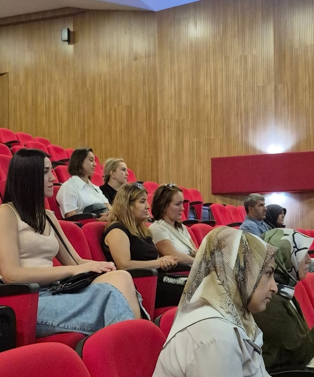 Beylikdüzü Bil Koleji Anadolu Lisesi olarak 10. sınıf velilerimizle bir araya geldik. Toplantımızda okul kurallarımızı, rehberlik sistemimizi ve öğrencilerimizin akademik yolculuğunu destekleyen süreçlerimizi paylaştık. Öğretmenlerimiz kendilerini tanıtarak velilerimizle güçlü bir iletişim köprüsü kurdu. Birlikte daha güçlü, daha bilinçli ve başarı dolu bir yıl için hazırız! görseli 3