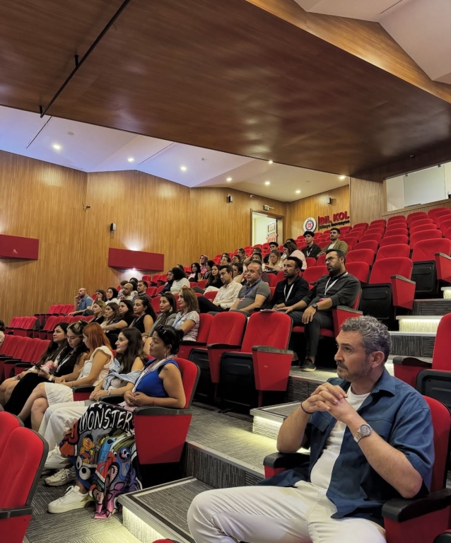 2025-2026 eğitim öğretim yılına hazırlanırken, öğretmenlerimizle bir araya gelerek kurul toplantımızı gerçekleştirdik. Yeni döneme dair hedeflerimizi, projelerimizi ve yol haritamızı belirledik. Hep birlikte aynı heyecan ve motivasyonla öğrencilerimiz için en iyisini yapmaya hazırız. Bu yıl da başarılarla, yeniliklerle ve güzel anılarla dolu bir eğitim yılı olmasını diliyoruz. Birlikte daha nice güzel başlangıçlara!