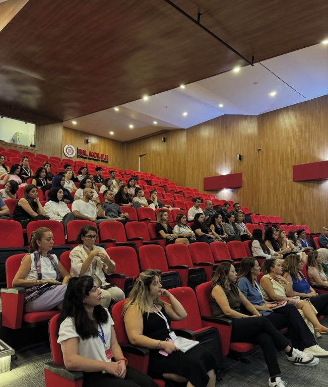 2025-2026 eğitim öğretim yılına hazırlanırken, öğretmenlerimizle bir araya gelerek kurul toplantımızı gerçekleştirdik. Yeni döneme dair hedeflerimizi, projelerimizi ve yol haritamızı belirledik. Hep birlikte aynı heyecan ve motivasyonla öğrencilerimiz için en iyisini yapmaya hazırız. Bu yıl da başarılarla, yeniliklerle ve güzel anılarla dolu bir eğitim yılı olmasını diliyoruz. Birlikte daha nice güzel başlangıçlara! görseli 3