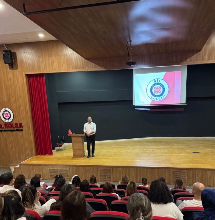 2025-2026 eğitim öğretim yılına hazırlanırken, öğretmenlerimizle bir araya gelerek kurul toplantımızı gerçekleştirdik. Yeni döneme dair hedeflerimizi, projelerimizi ve yol haritamızı belirledik. Hep birlikte aynı heyecan ve motivasyonla öğrencilerimiz için en iyisini yapmaya hazırız. Bu yıl da başarılarla, yeniliklerle ve güzel anılarla dolu bir eğitim yılı olmasını diliyoruz. Birlikte daha nice güzel başlangıçlara! görseli 5