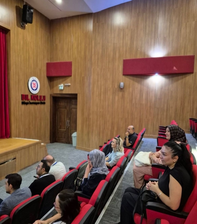11. ve 12. sınıf velilerimizle bir araya gelerek veli toplantımızı gerçekleştirdik. Rehber öğretmenimiz tarafından YKS sürecine dair bilgilendirmeler de yer aldı. Öğretmenlerimizin yönlendirmeleriyle öğrencilerimizin geleceğine ışık tutacak verimli bir toplantıyı geride bıraktık. Birlikte güçlü, birlikte hedefe!