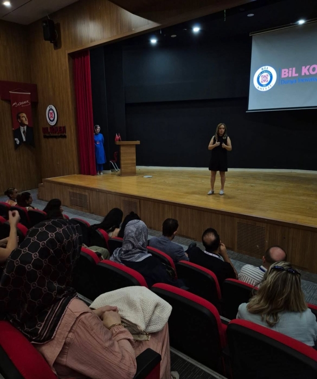 11. ve 12. sınıf velilerimizle bir araya gelerek veli toplantımızı gerçekleştirdik. Rehber öğretmenimiz tarafından YKS sürecine dair bilgilendirmeler de yer aldı. Öğretmenlerimizin yönlendirmeleriyle öğrencilerimizin geleceğine ışık tutacak verimli bir toplantıyı geride bıraktık. Birlikte güçlü, birlikte hedefe! görseli 3