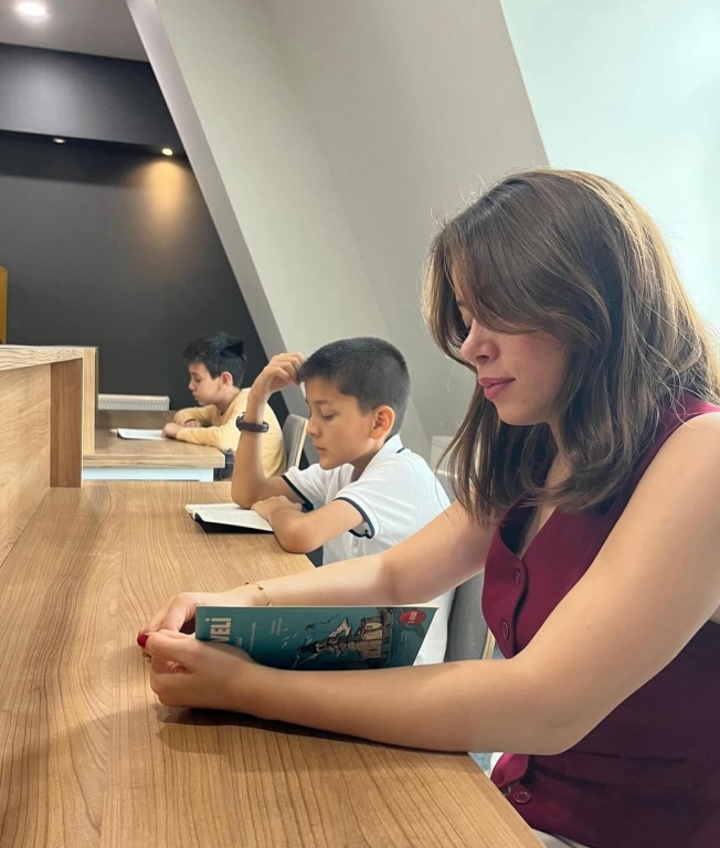 Dünya Okuma Günü’nü, öğrencilerimizin kütüphanemizde keyifle kitap okuyarak kutladık! Okumanın büyülü dünyasında yeni ufuklara yelken açmaya devam ediyoruz. görseli 3