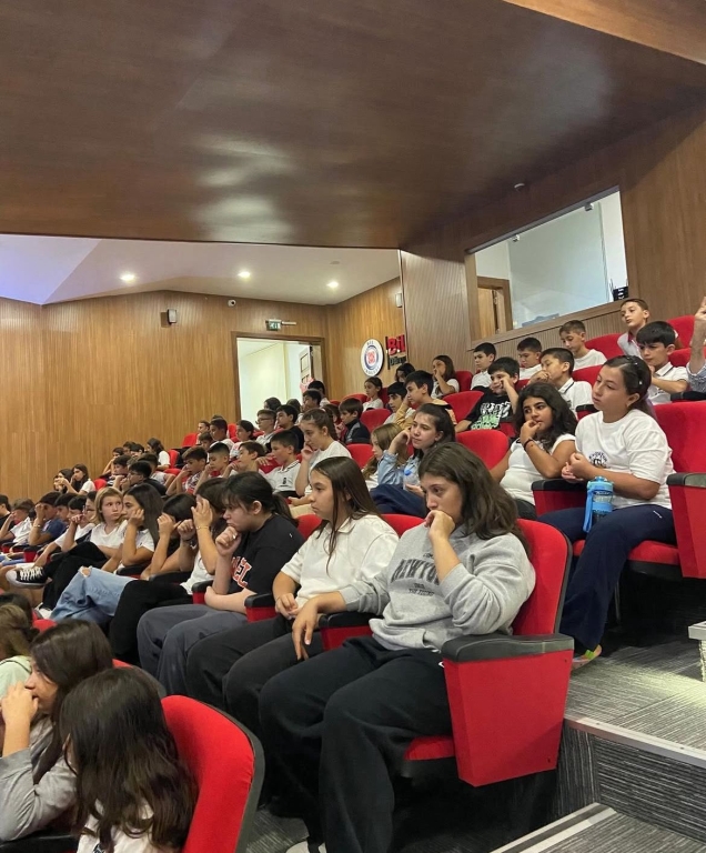 Okul Kurallarımızı Öğrendik! Bugün öğrencilerimizle bir araya gelerek okul kurallarımızı birlikte öğrendik ve hatırladık. Daha düzenli, daha güvenli ve daha mutlu bir okul ortamı için hep birlikte sorumluluklarımızı konuşup önemli noktaları paylaştık. Öğrencilerimizin aktif katılımıyla dolu dolu geçen bu etkinlikte, saygı, disiplin, arkadaşlık ve sorumluluk bilincini pekiştirdik. Unutmayalım, kurallara uymak hepimizin elinde! Birlikte daha güzel bir okul için el ele!
