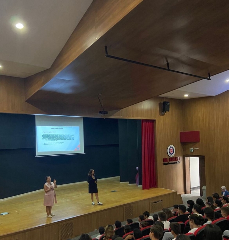 Okul Kurallarımızı Öğrendik! Bugün öğrencilerimizle bir araya gelerek okul kurallarımızı birlikte öğrendik ve hatırladık. Daha düzenli, daha güvenli ve daha mutlu bir okul ortamı için hep birlikte sorumluluklarımızı konuşup önemli noktaları paylaştık. Öğrencilerimizin aktif katılımıyla dolu dolu geçen bu etkinlikte, saygı, disiplin, arkadaşlık ve sorumluluk bilincini pekiştirdik. Unutmayalım, kurallara uymak hepimizin elinde! Birlikte daha güzel bir okul için el ele! görseli 2