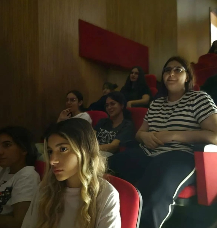 HER ÇOCUK BİR FİDAN, İLK DERS YEŞİL VATAN! Lise kadememizde yeni döneme “Yeşil Vatan” temalı etkinliklerle başladık. Öğrencilerimizle birlikte izlediğimiz orman yangınları belgeseli, doğaya karşı sorumluluklarımızı hatırlattı ve geleceğe daha bilinçli adımlar atmamız gerektiğini vurguladı. Gençlerimizin çevre bilinciyle yetişmesi, yarınlarımızın en büyük güvencesidir.