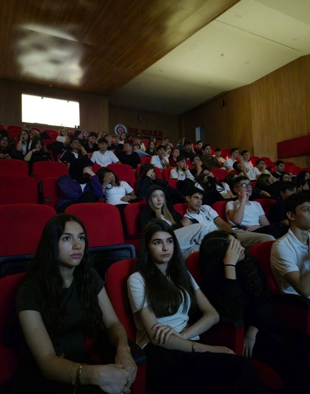 HER ÇOCUK BİR FİDAN, İLK DERS YEŞİL VATAN! Lise kadememizde yeni döneme “Yeşil Vatan” temalı etkinliklerle başladık. Öğrencilerimizle birlikte izlediğimiz orman yangınları belgeseli, doğaya karşı sorumluluklarımızı hatırlattı ve geleceğe daha bilinçli adımlar atmamız gerektiğini vurguladı. Gençlerimizin çevre bilinciyle yetişmesi, yarınlarımızın en büyük güvencesidir. görseli 3