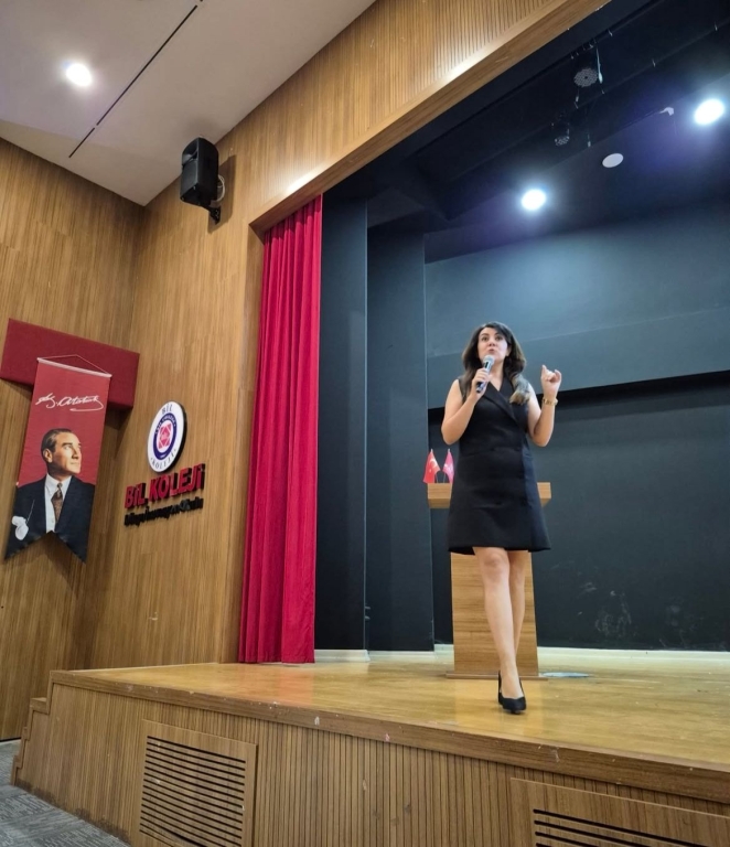 2025-2026 eğitim-öğretim yılının akademik açılışını lise kadememizde düzenlenen Akademik İlk Ders Açılış Programı ile yaptık. Bu özel an; öğrencilerimizin bilgi yolculuğuna umutla başlamasını, geleceğe dair hedeflerini daha da güçlendirmesini simgeliyor. Rehberlik ve Kariyer Merkezi koordinatörümüz Ebru Unutmazer'e açış dersini gerçekleştirdiği için çok teşekkür ediyoruz. Dikkat çalışmaları, grup dinamiği etkinliği ve hedef koyma ile ilgili içeriklerle zenginleştirilmiş bu programda öğrencilerimiz birçok kazanım elde etti. Birlikte öğrenmenin, gelişmenin ve nice başarıya ulaşmanın heyecanını taşıyoruz. Yeni dönemin tüm öğrencilerimize ilham, azim ve başarı getirmesini diliyoruz.