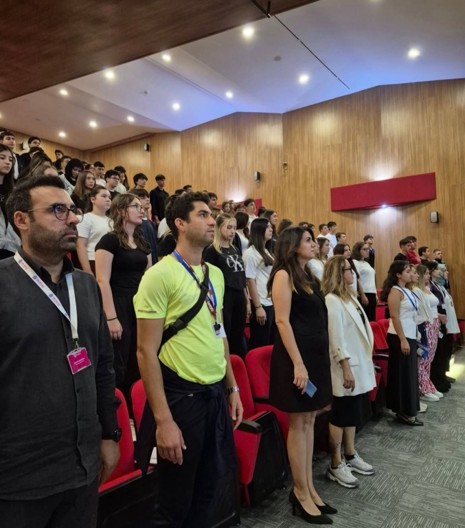 2025-2026 eğitim-öğretim yılının akademik açılışını lise kadememizde düzenlenen Akademik İlk Ders Açılış Programı ile yaptık. Bu özel an; öğrencilerimizin bilgi yolculuğuna umutla başlamasını, geleceğe dair hedeflerini daha da güçlendirmesini simgeliyor. Rehberlik ve Kariyer Merkezi koordinatörümüz Ebru Unutmazer'e açış dersini gerçekleştirdiği için çok teşekkür ediyoruz. Dikkat çalışmaları, grup dinamiği etkinliği ve hedef koyma ile ilgili içeriklerle zenginleştirilmiş bu programda öğrencilerimiz birçok kazanım elde etti. Birlikte öğrenmenin, gelişmenin ve nice başarıya ulaşmanın heyecanını taşıyoruz. Yeni dönemin tüm öğrencilerimize ilham, azim ve başarı getirmesini diliyoruz. görseli 3