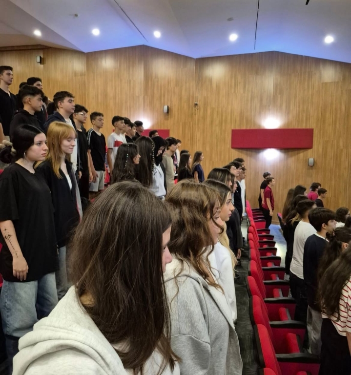 2025-2026 eğitim-öğretim yılının akademik açılışını lise kadememizde düzenlenen Akademik İlk Ders Açılış Programı ile yaptık. Bu özel an; öğrencilerimizin bilgi yolculuğuna umutla başlamasını, geleceğe dair hedeflerini daha da güçlendirmesini simgeliyor. Rehberlik ve Kariyer Merkezi koordinatörümüz Ebru Unutmazer'e açış dersini gerçekleştirdiği için çok teşekkür ediyoruz. Dikkat çalışmaları, grup dinamiği etkinliği ve hedef koyma ile ilgili içeriklerle zenginleştirilmiş bu programda öğrencilerimiz birçok kazanım elde etti. Birlikte öğrenmenin, gelişmenin ve nice başarıya ulaşmanın heyecanını taşıyoruz. Yeni dönemin tüm öğrencilerimize ilham, azim ve başarı getirmesini diliyoruz. görseli 4