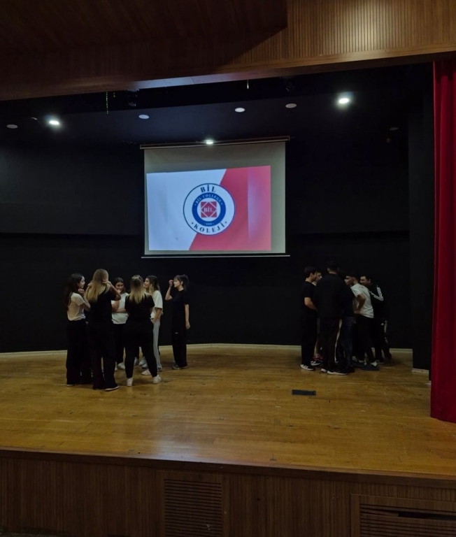 2025-2026 eğitim-öğretim yılının akademik açılışını lise kadememizde düzenlenen Akademik İlk Ders Açılış Programı ile yaptık. Bu özel an; öğrencilerimizin bilgi yolculuğuna umutla başlamasını, geleceğe dair hedeflerini daha da güçlendirmesini simgeliyor. Rehberlik ve Kariyer Merkezi koordinatörümüz Ebru Unutmazer'e açış dersini gerçekleştirdiği için çok teşekkür ediyoruz. Dikkat çalışmaları, grup dinamiği etkinliği ve hedef koyma ile ilgili içeriklerle zenginleştirilmiş bu programda öğrencilerimiz birçok kazanım elde etti. Birlikte öğrenmenin, gelişmenin ve nice başarıya ulaşmanın heyecanını taşıyoruz. Yeni dönemin tüm öğrencilerimize ilham, azim ve başarı getirmesini diliyoruz. görseli 5