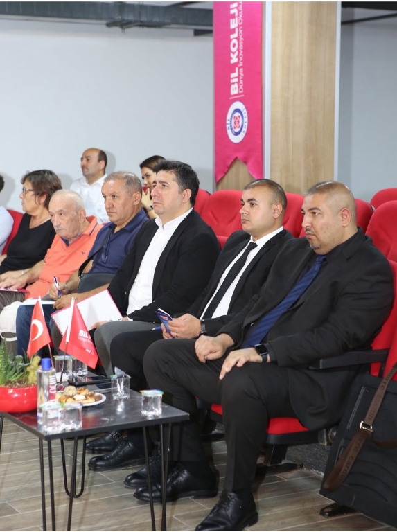 KAĞITHANE İLÇE MİLLİ EĞİTİM MÜDÜRÜMÜZ SN. MUSTAFA HOŞYİĞİT ÖNDERLİĞİNDE, ŞUBE MÜDÜRLERİMİZ VE OKUL MÜDÜRLERİMİZİN KATILIMIYLA YILIN İLK EĞİTİM PLANLAMA TOPLANTISI OKULUMUZDA GERÇEKLEŞTİRİLDİ. görseli 2