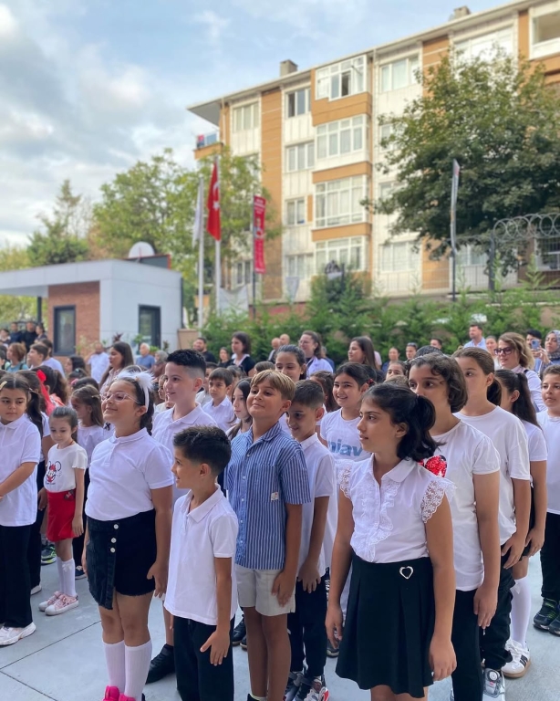 Yeni eğitim-öğretim yılına büyük bir heyecanla başladık! Anaokulundan ilkokula, ortaokuldan liseye kadar tüm kademelerimizde öğrencilerimizi okulumuzda görmekten mutluluk duyuyoruz. Yeni yılın; başarı, sağlık, mutluluk ve nice güzel anılar getirmesini diliyoruz. görseli 2