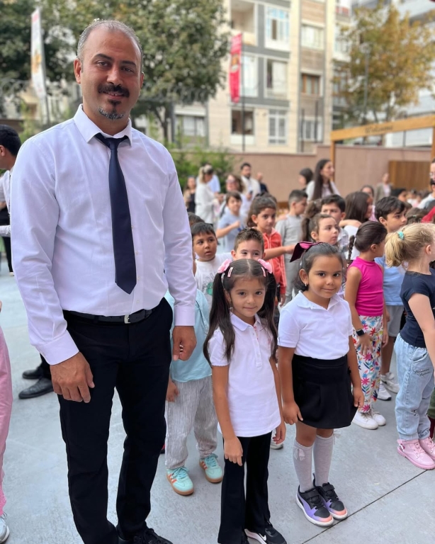 Yeni eğitim-öğretim yılına büyük bir heyecanla başladık! Anaokulundan ilkokula, ortaokuldan liseye kadar tüm kademelerimizde öğrencilerimizi okulumuzda görmekten mutluluk duyuyoruz. Yeni yılın; başarı, sağlık, mutluluk ve nice güzel anılar getirmesini diliyoruz. görseli 4