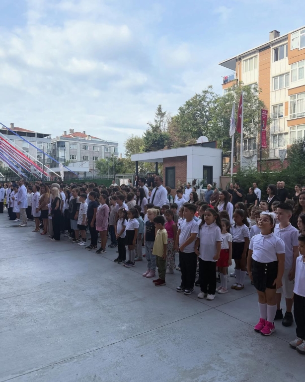 Yeni eğitim-öğretim yılına büyük bir heyecanla başladık! Anaokulundan ilkokula, ortaokuldan liseye kadar tüm kademelerimizde öğrencilerimizi okulumuzda görmekten mutluluk duyuyoruz. Yeni yılın; başarı, sağlık, mutluluk ve nice güzel anılar getirmesini diliyoruz. görseli 7