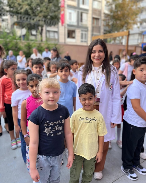 Yeni eğitim-öğretim yılına büyük bir heyecanla başladık! Anaokulundan ilkokula, ortaokuldan liseye kadar tüm kademelerimizde öğrencilerimizi okulumuzda görmekten mutluluk duyuyoruz. Yeni yılın; başarı, sağlık, mutluluk ve nice güzel anılar getirmesini diliyoruz. görseli 13