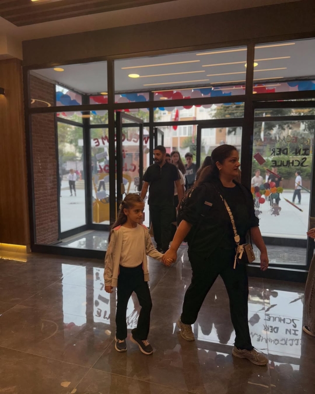 Yeni eğitim-öğretim yılına büyük bir heyecanla başladık! Anaokulundan ilkokula, ortaokuldan liseye kadar tüm kademelerimizde öğrencilerimizi okulumuzda görmekten mutluluk duyuyoruz. Yeni yılın; başarı, sağlık, mutluluk ve nice güzel anılar getirmesini diliyoruz. görseli 16