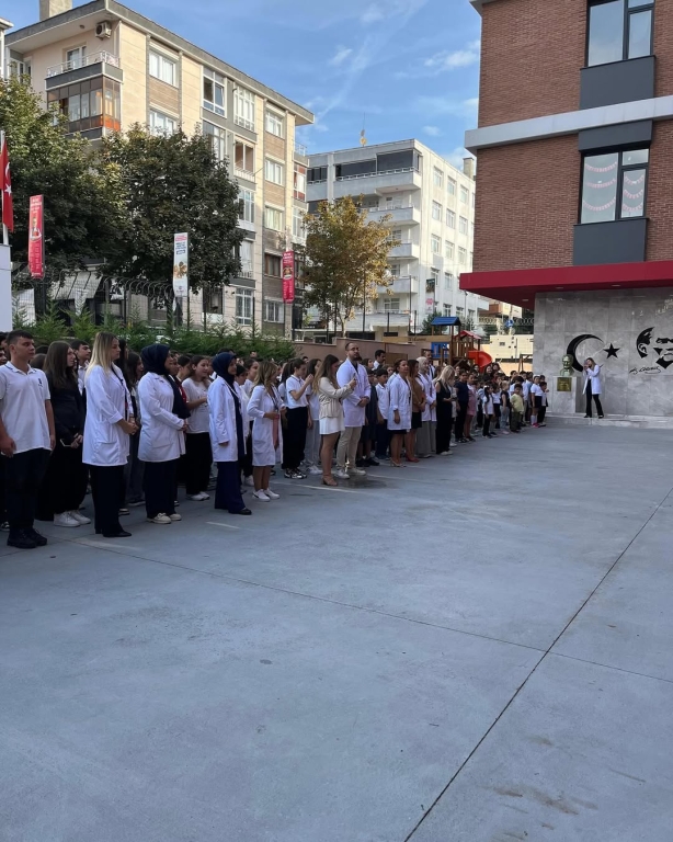 Yeni eğitim-öğretim yılına büyük bir heyecanla başladık! Anaokulundan ilkokula, ortaokuldan liseye kadar tüm kademelerimizde öğrencilerimizi okulumuzda görmekten mutluluk duyuyoruz. Yeni yılın; başarı, sağlık, mutluluk ve nice güzel anılar getirmesini diliyoruz. görseli 17