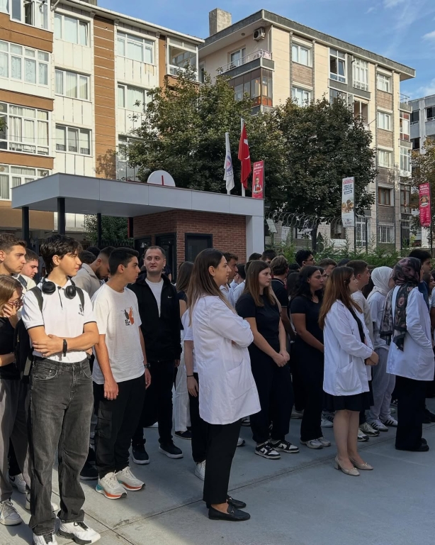 Yeni eğitim-öğretim yılına büyük bir heyecanla başladık! Anaokulundan ilkokula, ortaokuldan liseye kadar tüm kademelerimizde öğrencilerimizi okulumuzda görmekten mutluluk duyuyoruz. Yeni yılın; başarı, sağlık, mutluluk ve nice güzel anılar getirmesini diliyoruz. görseli 19