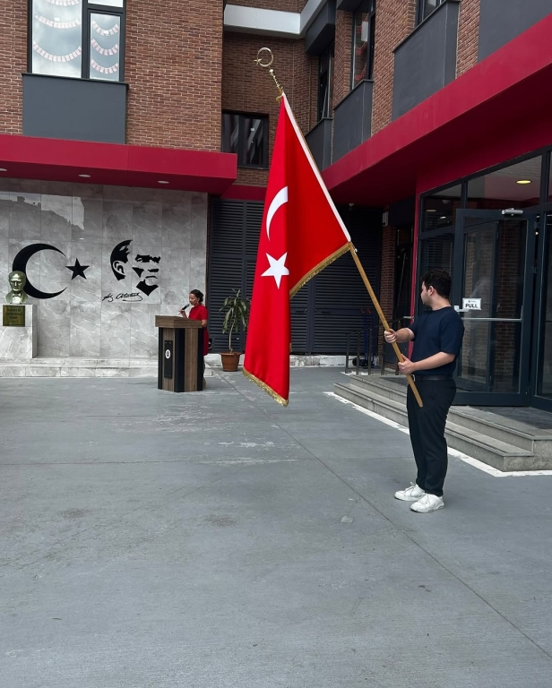 30 Ağustos Zafer Bayramı Avcılar Bil Koleji olarak, milletimizin bağımsızlık mücadelesinin en büyük simgelerinden biri olan 30 Ağustos Zafer Bayramı’nı büyük bir gururla kutladık. Büyük Önder Mustafa Kemal Atatürk ve silah arkadaşlarının bizlere armağan ettiği bu eşsiz zaferi anarken, öğrencilerimiz, öğretmenlerimiz ve velilerimizle birlikte birlik ve beraberliğin ne kadar kıymetli olduğunu bir kez daha hissettik. Atatürk’ün “Hayatta en hakiki mürşit ilimdir” sözü ışığında, genç nesillerimizi ilimle, irfanla ve vatan sevgisiyle yetiştirmeye devam edeceğiz. görseli 2