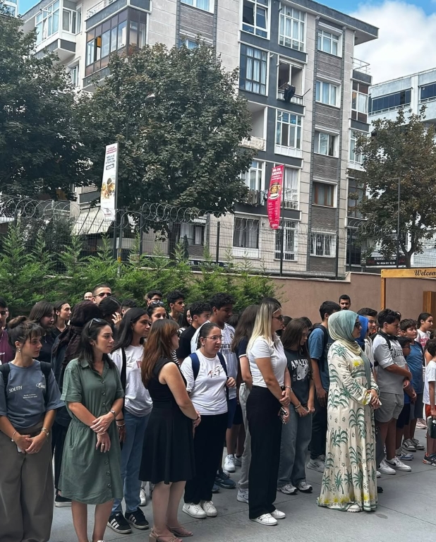 30 Ağustos Zafer Bayramı Avcılar Bil Koleji olarak, milletimizin bağımsızlık mücadelesinin en büyük simgelerinden biri olan 30 Ağustos Zafer Bayramı’nı büyük bir gururla kutladık. Büyük Önder Mustafa Kemal Atatürk ve silah arkadaşlarının bizlere armağan ettiği bu eşsiz zaferi anarken, öğrencilerimiz, öğretmenlerimiz ve velilerimizle birlikte birlik ve beraberliğin ne kadar kıymetli olduğunu bir kez daha hissettik. Atatürk’ün “Hayatta en hakiki mürşit ilimdir” sözü ışığında, genç nesillerimizi ilimle, irfanla ve vatan sevgisiyle yetiştirmeye devam edeceğiz. görseli 5