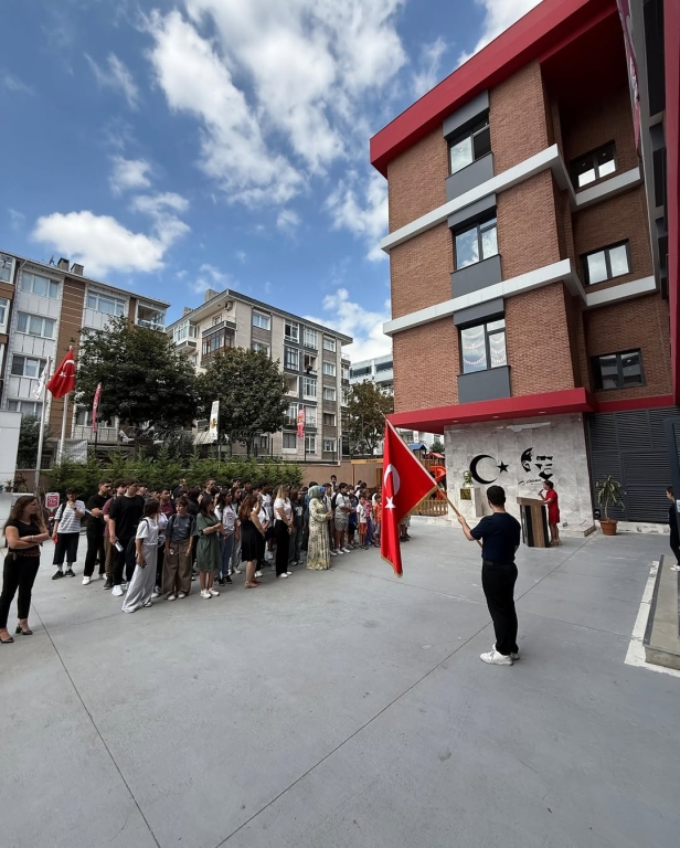 30 Ağustos Zafer Bayramı Avcılar Bil Koleji olarak, milletimizin bağımsızlık mücadelesinin en büyük simgelerinden biri olan 30 Ağustos Zafer Bayramı’nı büyük bir gururla kutladık. Büyük Önder Mustafa Kemal Atatürk ve silah arkadaşlarının bizlere armağan ettiği bu eşsiz zaferi anarken, öğrencilerimiz, öğretmenlerimiz ve velilerimizle birlikte birlik ve beraberliğin ne kadar kıymetli olduğunu bir kez daha hissettik. Atatürk’ün “Hayatta en hakiki mürşit ilimdir” sözü ışığında, genç nesillerimizi ilimle, irfanla ve vatan sevgisiyle yetiştirmeye devam edeceğiz. görseli 7