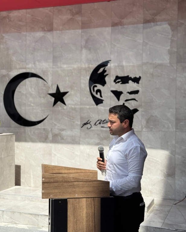 30 Ağustos Zafer Bayramı Avcılar Bil Koleji olarak, milletimizin bağımsızlık mücadelesinin en büyük simgelerinden biri olan 30 Ağustos Zafer Bayramı’nı büyük bir gururla kutladık. Büyük Önder Mustafa Kemal Atatürk ve silah arkadaşlarının bizlere armağan ettiği bu eşsiz zaferi anarken, öğrencilerimiz, öğretmenlerimiz ve velilerimizle birlikte birlik ve beraberliğin ne kadar kıymetli olduğunu bir kez daha hissettik. Atatürk’ün “Hayatta en hakiki mürşit ilimdir” sözü ışığında, genç nesillerimizi ilimle, irfanla ve vatan sevgisiyle yetiştirmeye devam edeceğiz. görseli 8