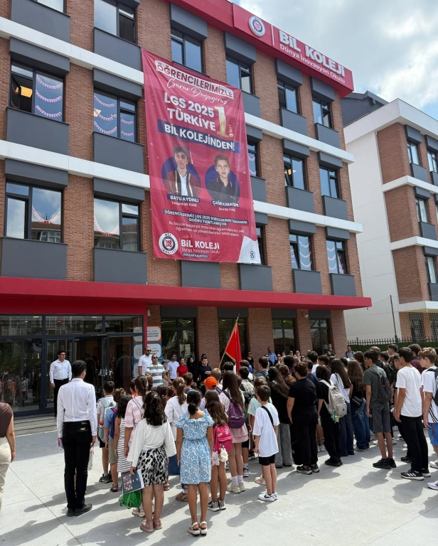 30 Ağustos Zafer Bayramı Avcılar Bil Koleji olarak, milletimizin bağımsızlık mücadelesinin en büyük simgelerinden biri olan 30 Ağustos Zafer Bayramı’nı büyük bir gururla kutladık. Büyük Önder Mustafa Kemal Atatürk ve silah arkadaşlarının bizlere armağan ettiği bu eşsiz zaferi anarken, öğrencilerimiz, öğretmenlerimiz ve velilerimizle birlikte birlik ve beraberliğin ne kadar kıymetli olduğunu bir kez daha hissettik. Atatürk’ün “Hayatta en hakiki mürşit ilimdir” sözü ışığında, genç nesillerimizi ilimle, irfanla ve vatan sevgisiyle yetiştirmeye devam edeceğiz. görseli 9