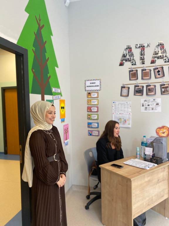 Avcılar Bil Koleji Anaokulu Veli Toplantımız Bugün kıymetli velilerimizle bir araya gelerek öğrencilerimizin eğitim yolculuğunu, sınıf içi süreçlerimizi ve önümüzdeki dönem hedeflerimizi paylaştık. Her bir öğrencimizin gelişiminde velilerimizin desteğinin ne kadar önemli olduğunun farkındayız. Katılımlarınız, samimi paylaşımlarınız ve güveniniz için teşekkür ederiz. Birlikte daha güçlü, birlikte daha başarılıyız! #BilKoleji #AvcılarBilKoleji #Anaokulu #VeliToplantısı #BirlikteBaşaracağız