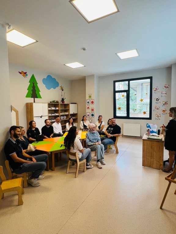 Avcılar Bil Koleji Anaokulu Veli Toplantımız Bugün kıymetli velilerimizle bir araya gelerek öğrencilerimizin eğitim yolculuğunu, sınıf içi süreçlerimizi ve önümüzdeki dönem hedeflerimizi paylaştık. Her bir öğrencimizin gelişiminde velilerimizin desteğinin ne kadar önemli olduğunun farkındayız. Katılımlarınız, samimi paylaşımlarınız ve güveniniz için teşekkür ederiz. Birlikte daha güçlü, birlikte daha başarılıyız! #BilKoleji #AvcılarBilKoleji #Anaokulu #VeliToplantısı #BirlikteBaşaracağız görseli 2