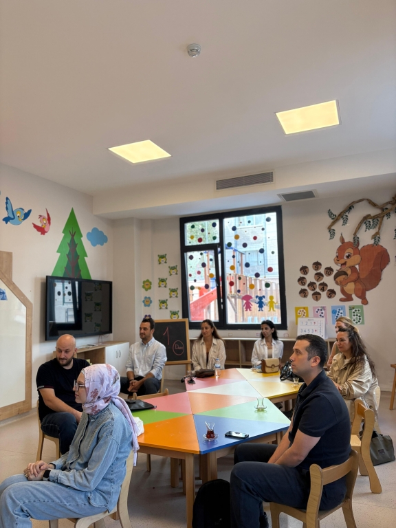Avcılar Bil Koleji Anaokulu Veli Toplantımız Bugün kıymetli velilerimizle bir araya gelerek öğrencilerimizin eğitim yolculuğunu, sınıf içi süreçlerimizi ve önümüzdeki dönem hedeflerimizi paylaştık. Her bir öğrencimizin gelişiminde velilerimizin desteğinin ne kadar önemli olduğunun farkındayız. Katılımlarınız, samimi paylaşımlarınız ve güveniniz için teşekkür ederiz. Birlikte daha güçlü, birlikte daha başarılıyız! #BilKoleji #AvcılarBilKoleji #Anaokulu #VeliToplantısı #BirlikteBaşaracağız görseli 3