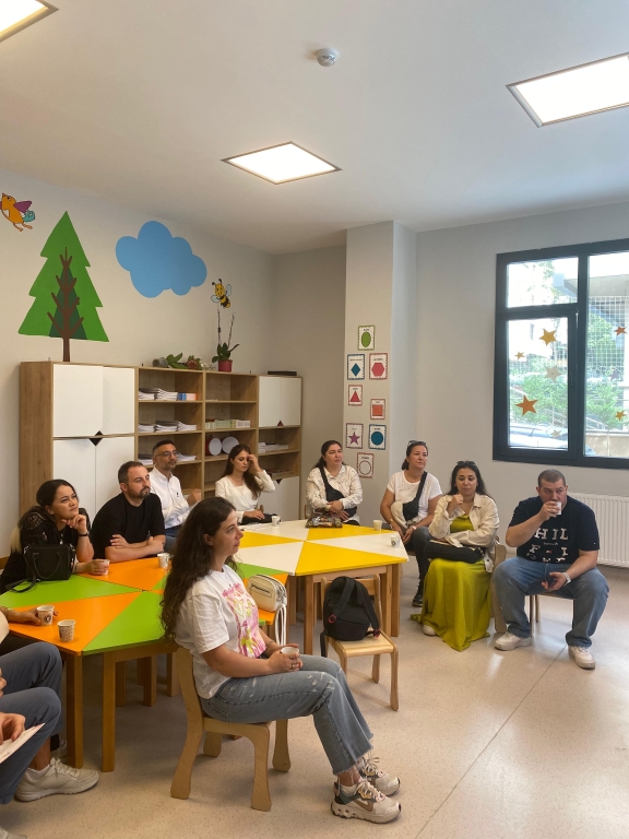 Avcılar Bil Koleji Anaokulu Veli Toplantımız Bugün kıymetli velilerimizle bir araya gelerek öğrencilerimizin eğitim yolculuğunu, sınıf içi süreçlerimizi ve önümüzdeki dönem hedeflerimizi paylaştık. Her bir öğrencimizin gelişiminde velilerimizin desteğinin ne kadar önemli olduğunun farkındayız. Katılımlarınız, samimi paylaşımlarınız ve güveniniz için teşekkür ederiz. Birlikte daha güçlü, birlikte daha başarılıyız! #BilKoleji #AvcılarBilKoleji #Anaokulu #VeliToplantısı #BirlikteBaşaracağız görseli 5