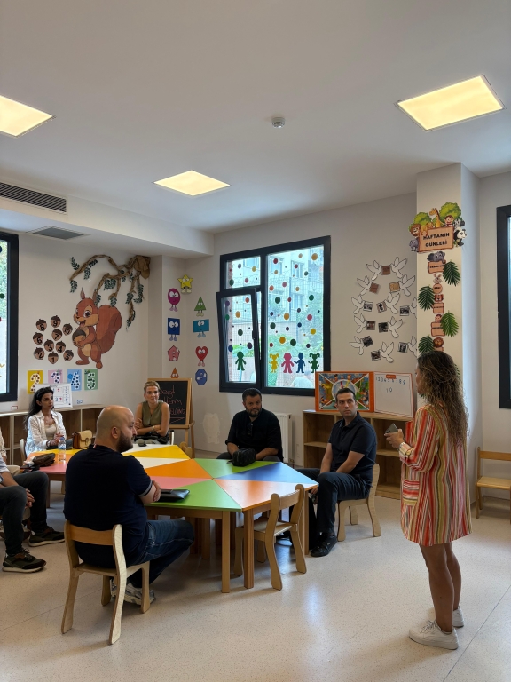 Avcılar Bil Koleji Anaokulu Veli Toplantımız Bugün kıymetli velilerimizle bir araya gelerek öğrencilerimizin eğitim yolculuğunu, sınıf içi süreçlerimizi ve önümüzdeki dönem hedeflerimizi paylaştık. Her bir öğrencimizin gelişiminde velilerimizin desteğinin ne kadar önemli olduğunun farkındayız. Katılımlarınız, samimi paylaşımlarınız ve güveniniz için teşekkür ederiz. Birlikte daha güçlü, birlikte daha başarılıyız! #BilKoleji #AvcılarBilKoleji #Anaokulu #VeliToplantısı #BirlikteBaşaracağız görseli 8